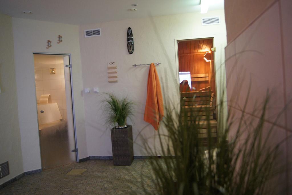 Hotel "Drei Rosen" Ohg Regina & Hans - Peter Fassbinder Leinefelde-Worbis Exterior foto